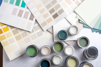 Guide showing various paint color swatches on a palette, illustrating the process of choosing the ideal paint color for kitchen cabinets, with a focus on color harmony and kitchen style